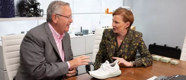 潮科技 | 估值达 26 亿美元的 3D打印创业公司 Carbon 更换 CEO,原杜邦老大 Ellen Kullman 上马