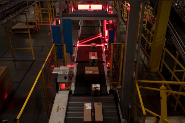 亚马逊全面入侵美国城市生活,科技巨头们越界了吗?