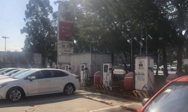 建在加油站内的充电桩:是谁坐不住了?