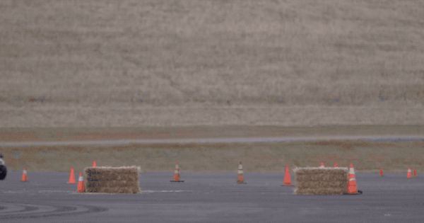 《头文字D》无人车版来了:斯坦福最新研究,自动驾驶玩漂移,走位风骚