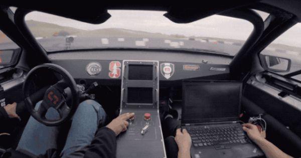 《头文字D》无人车版来了:斯坦福最新研究,自动驾驶玩漂移,走位风骚