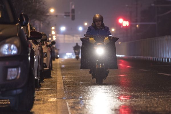 外卖带来了生意流量,但小餐饮业者发现提升业绩不容易。(新华社资料图)