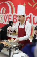 2019年的最后一天，李彦宏在百度食堂给员工发肉饼