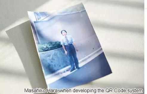 图：原昌宏研发QR码时的照片
