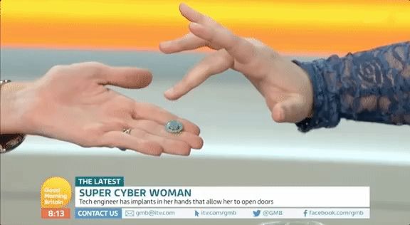 女子车祸后开始“改造”自己：左手芯片开门、右手可刷 NFC，这些“生物黑客”有多疯狂？