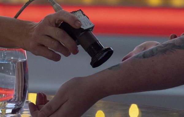 女子车祸后开始“改造”自己：左手芯片开门、右手可刷 NFC，这些“生物黑客”有多疯狂？