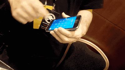 女子车祸后开始“改造”自己：左手芯片开门、右手可刷 NFC，这些“生物黑客”有多疯狂？