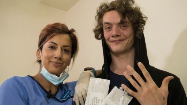 女子车祸后开始“改造”自己：左手芯片开门、右手可刷 NFC，这些“生物黑客”有多疯狂？