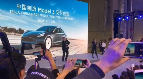 最前线丨特斯拉交付国产Model 3、启动Model Y,马斯克热舞庆祝