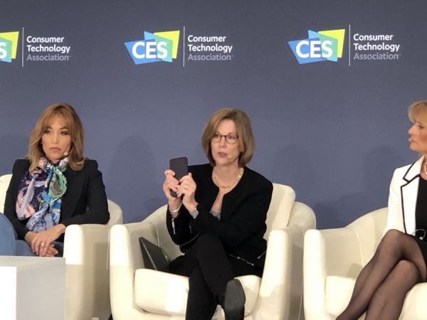 直击CES 2020 | 苹果上演“火药味”辩论:“iPhone易丢,数据不能丢”