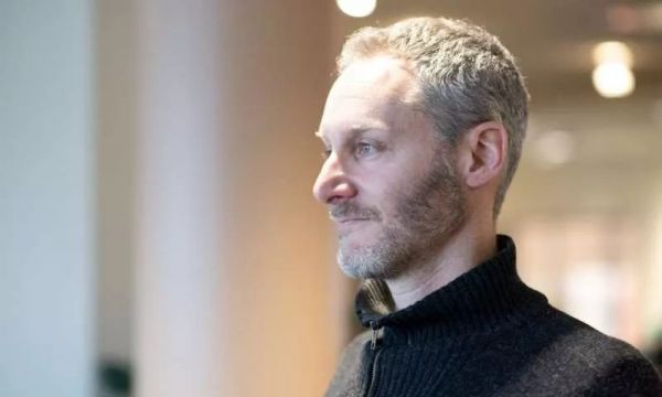 100%青蛙基因,全球首个可编程“活体机器人”诞生:被切成两半也能自己缝上