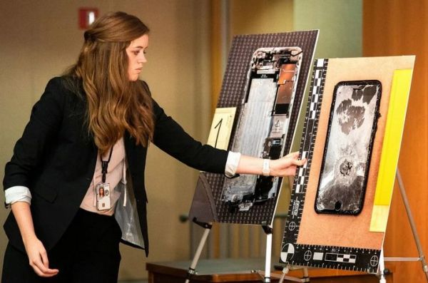 苹果走钢丝:为iPhone隐私大战FBI,还是屈服于特朗普?