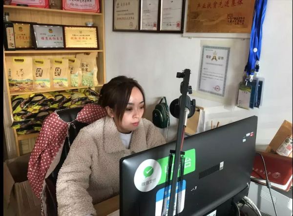 小县城,造“薇娅”