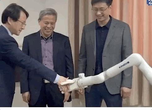 中国首例,大脑植入电极,高位截瘫病人用意念喝水