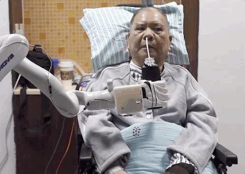 中国首例,大脑植入电极,高位截瘫病人用意念喝水