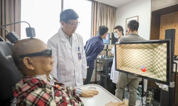 中国首例,大脑植入电极,高位截瘫病人用意念喝水
