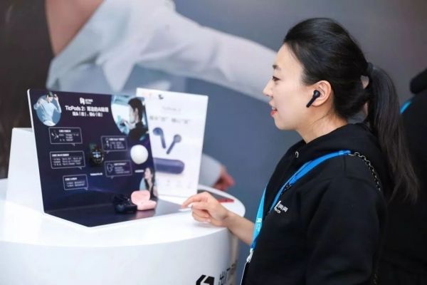 AirPods 之后,真无线耳机 AI 化的爆款逻辑是什么?