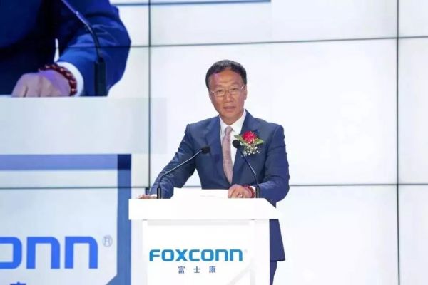 富士康败退印度,爽约美国,为何iPhone还得在中国制造?