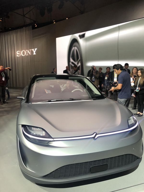 当三星发布了个“球”,索尼发了个车,它们下注的未来是什么?