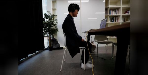 AI面试催生韩国新型补习班:200元一小时,面对摄像头练习用眼睛微笑