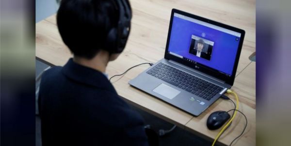 AI面试催生韩国新型补习班:200元一小时,面对摄像头练习用眼睛微笑
