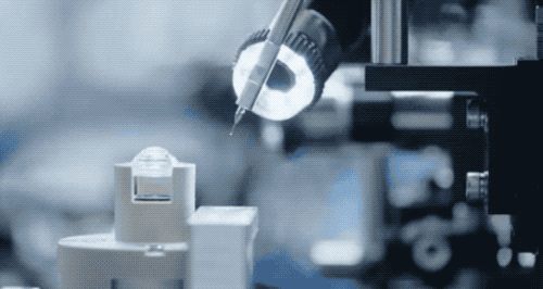 戴上这幅造价上亿美元的隐形眼镜,你眨下眼睛就能联网