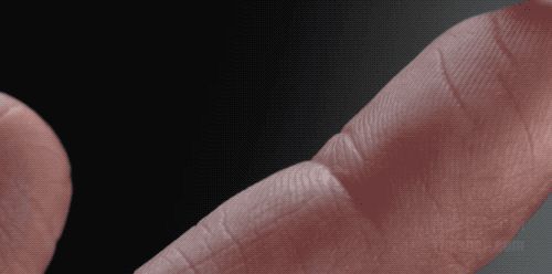 戴上这幅造价上亿美元的隐形眼镜,你眨下眼睛就能联网