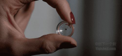 戴上这幅造价上亿美元的隐形眼镜,你眨下眼睛就能联网