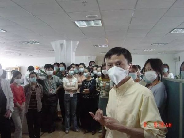 时任阿里COO关明生回忆:17年前,阿里如何应对“非典”