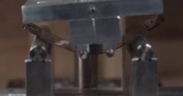 折叠屏手机还没普及，折叠屏就要换代了？