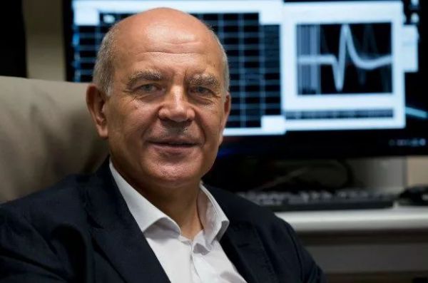 在大脑中植入100根电极后,失明16年的患者重见光明