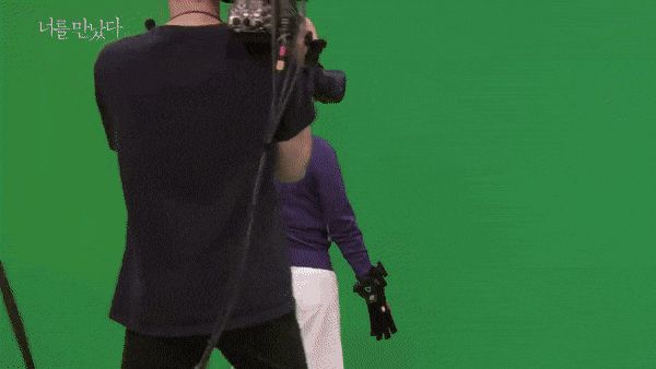 VR技术帮韩国妈妈与去世的女儿再相见,网友:堪比《黑镜》,人能瞬间崩溃