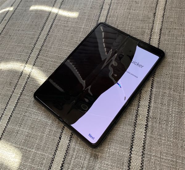 镜花水月折叠屏，天价手机何时走下神坛？