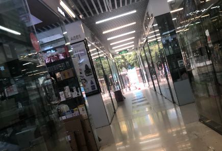 华强北商家跨界自救,手机、电玩、消毒液的“杂货铺”朋友圈亮了