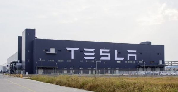 不被巴菲特看好的特斯拉,暴涨暴跌玩心跳,能否成为下一个苹果?