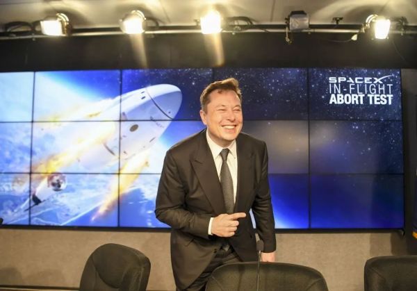 从险些“一无所有”到如今“顺风顺水” 一年来马斯克发生了怎样的蜕变？