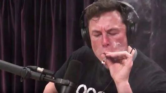 从险些“一无所有”到如今“顺风顺水” 一年来马斯克发生了怎样的蜕变？