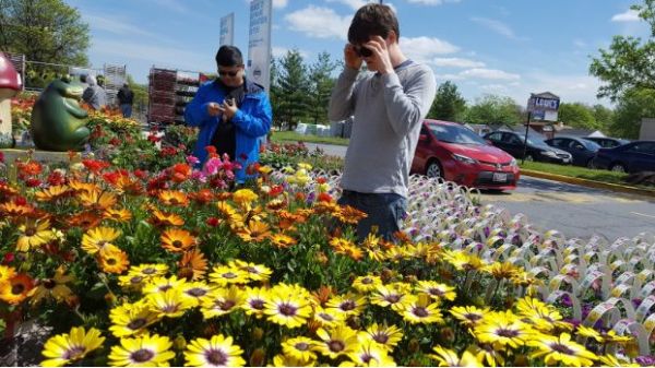 如何用眼镜让色盲患者重新看到世界的色彩？