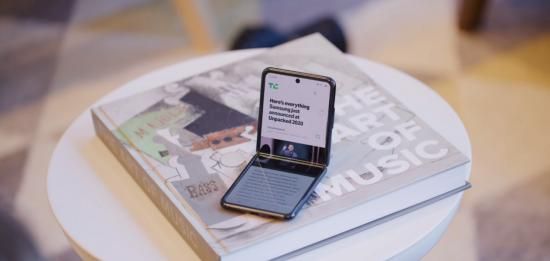 可折叠手机喂肥了黄牛,但柔性屏的未来从来不止手机