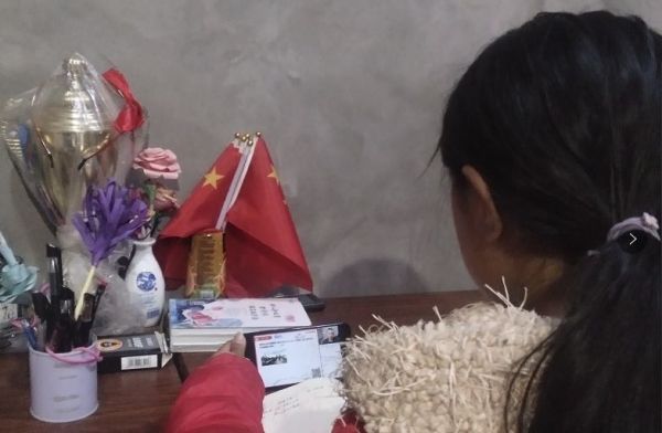 偏远山区里的网课:全家把流量省给孩子,有的边放羊边学习
