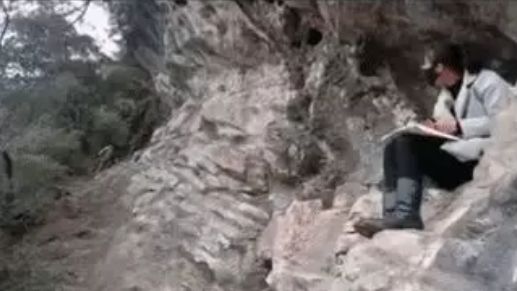 偏远山区里的网课:全家把流量省给孩子,有的边放羊边学习