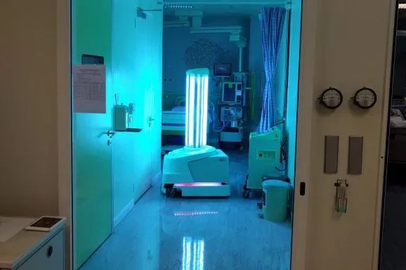 AI“黑头盔”亮相成都,警察街头2分钟筛查上百人体温