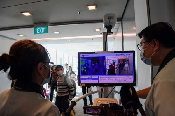 AI“黑头盔”亮相成都,警察街头2分钟筛查上百人体温