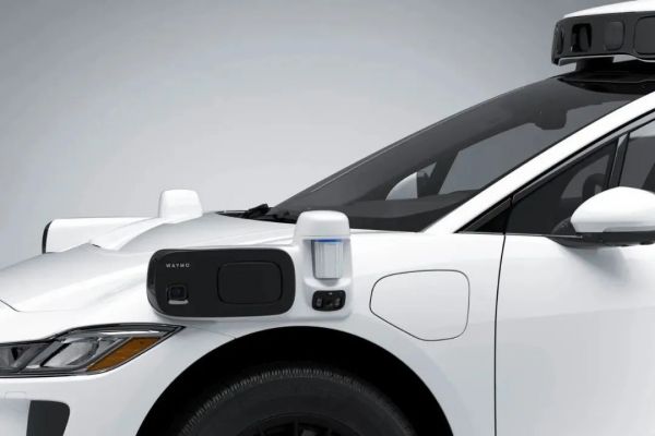 22.5 亿美元融资之下的自动驾驶路线之争