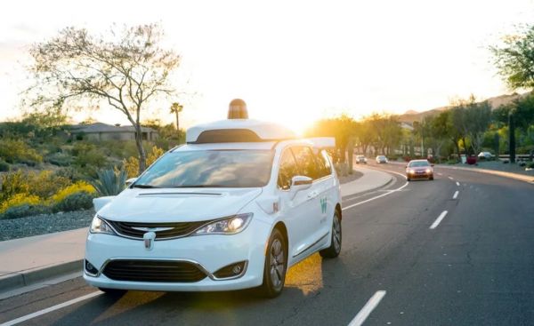 22.5 亿美元融资之下的自动驾驶路线之争