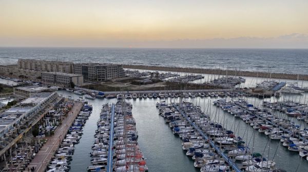 这个人口800万的国家,如何成为创业之都?