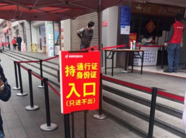 华强北“开市”后,商家为多卖台手机拼成了这样