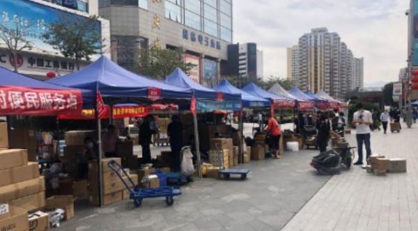 华强北“开市”后,商家为多卖台手机拼成了这样