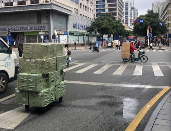 华强北“开市”后,商家为多卖台手机拼成了这样