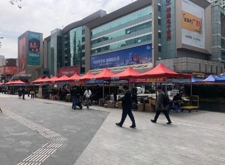 华强北“开市”后,商家为多卖台手机拼成了这样